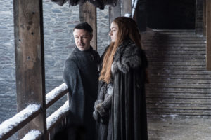 Aidan Gillen som Petyr “Littlefinger” Baelish och Sophie Turner som Sansa Stark. 