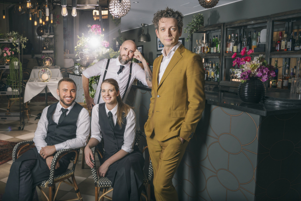 Hovmästare Fosco Giulianelli, servitris Cato Helleren, servitris Sissi Lindberg och bartender Daniel Meyn, i "Första dejten". Foto: Stina Stjernkvist /SVT.